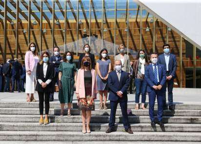 Jokin Bildarratz, Consejero de Educación del Gobierno Vasco,Igor Campillo, director de Euskampus Fundazioa, y Eva Ferreira, rectora de la UPV/EHU acompañados del equipo operativo de Euskampus.